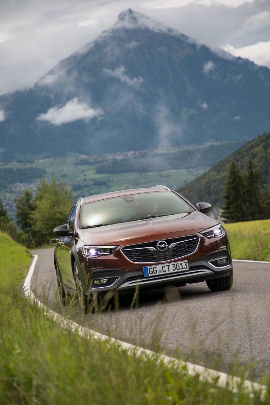  Opel Insignia Country Tourer Turbo D 4x4 Exclusive 2017 года  (фото 11 из 42)